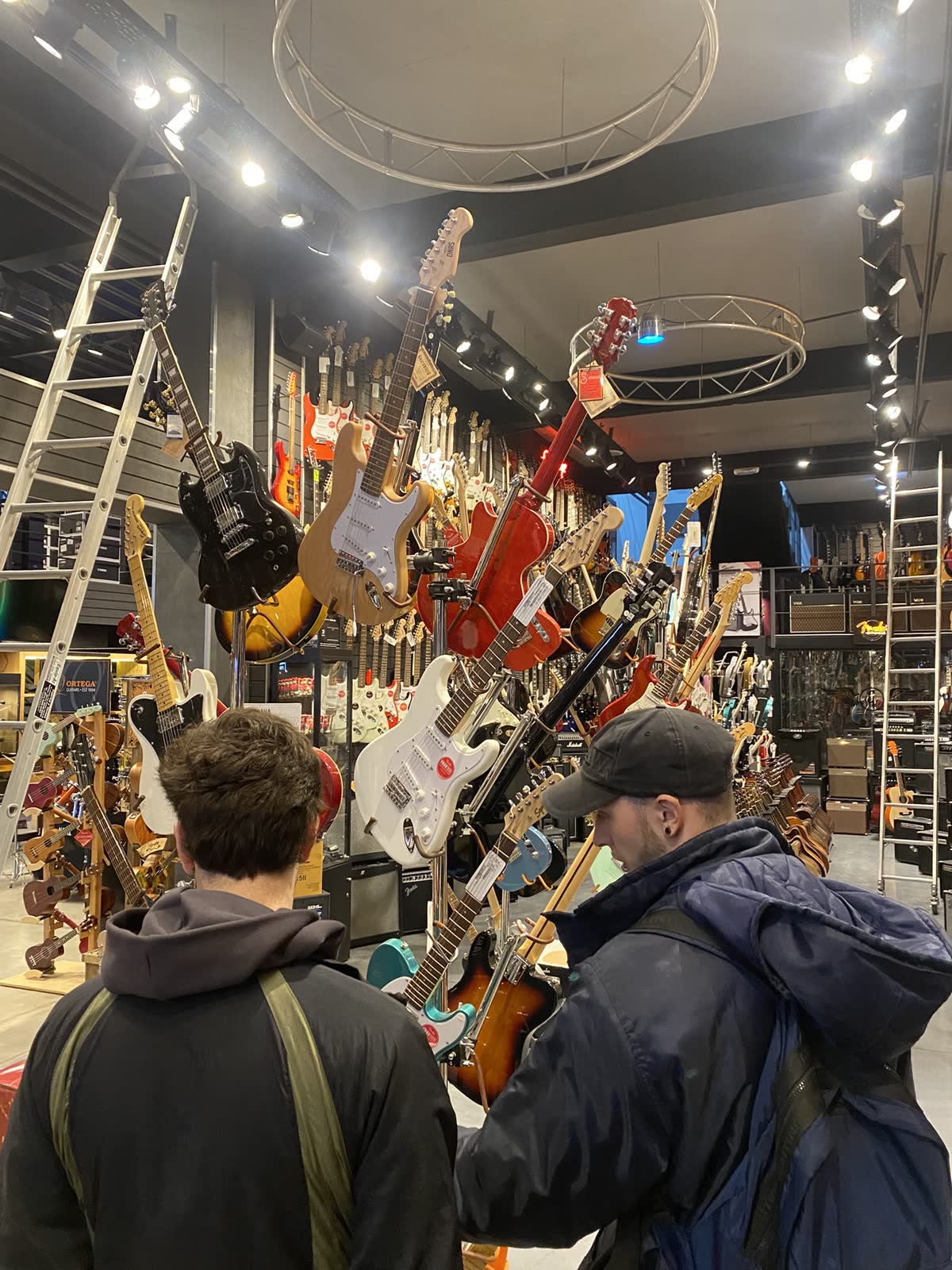 Buscando guitarras en la tienda