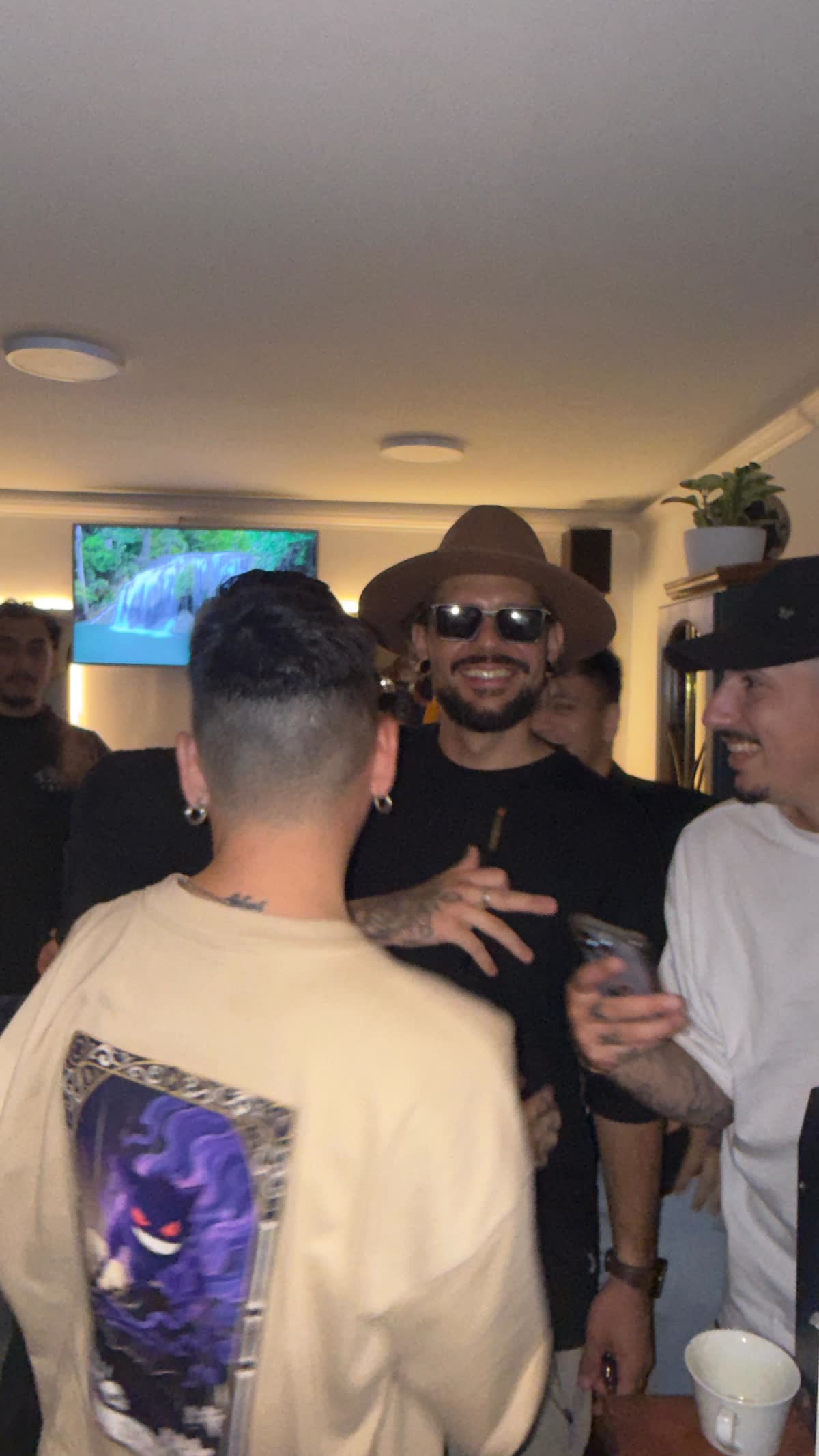 Entre amigos en la escucha